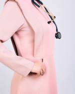 ⁦فستان طبي احترافي بلون وردي مغبر من MedModelle⁩ - الصورة ⁦3⁩