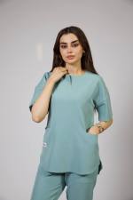 طقم سكرابس نسائي ياقة مستديرة من MedModelle