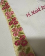 ⁦لاب كوت BloomCare بتطريز زهرية⁩ - الصورة ⁦3⁩