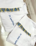 ⁦لاب كوت BloomCare بتطريز زهرية⁩ - الصورة ⁦4⁩