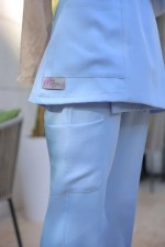 ⁦Floral Embroidered Scrub MedModelle – طقم سكرابس نسائي مطرز بالزهور⁩ - الصورة ⁦3⁩