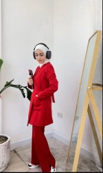 جاكيت سكرابس نسائي أحمر مع رباط جانبي من MedModelle