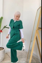 طقم سكرابس نسائي أخضر Wrap Flex يظهر مرونة الحركة