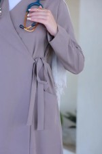 تفاصيل الحزام الجانبي والجيب لعباءة طبية رملي من MedModelle