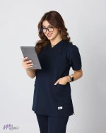 تفاصيل الجيب الجانبي لطقم سكرابس نسائي كحلي من MedModelle